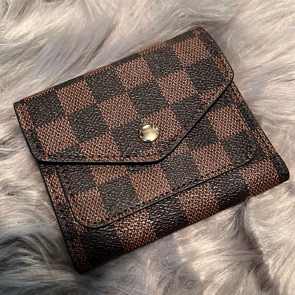 Super cute mini wallet . No brand. Feels like leather